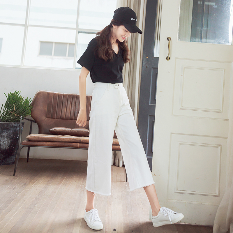 Cách phối giày thể thao màu trắng trang phục trở nên phong cách